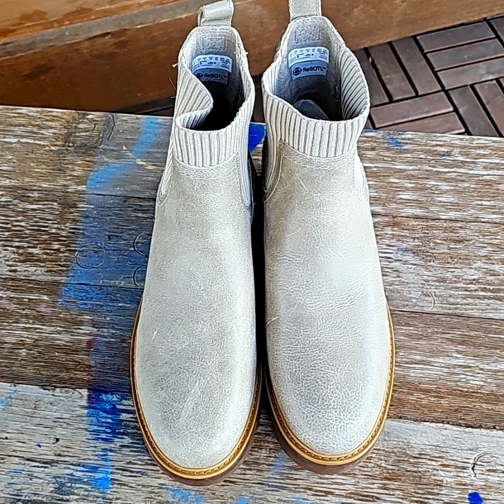 TIMBERLAND Cervinia Valley Lug Sole Chelsea Boot (Women) size 9